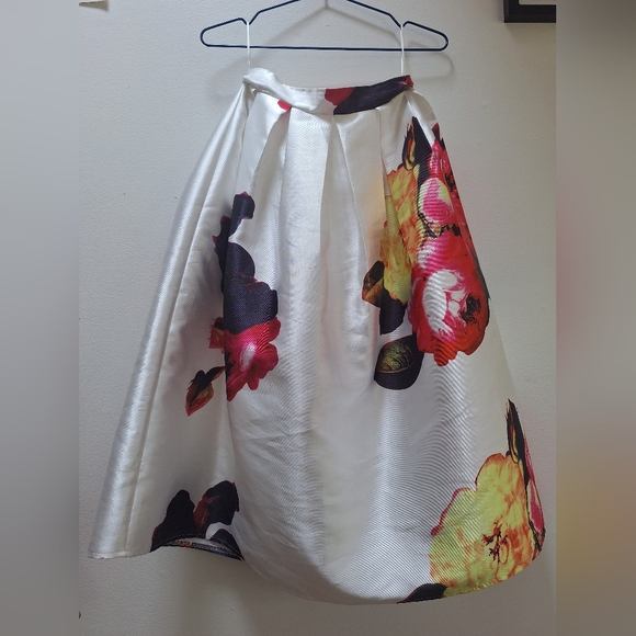 Voluminous Skirt - Picture 2 of 3